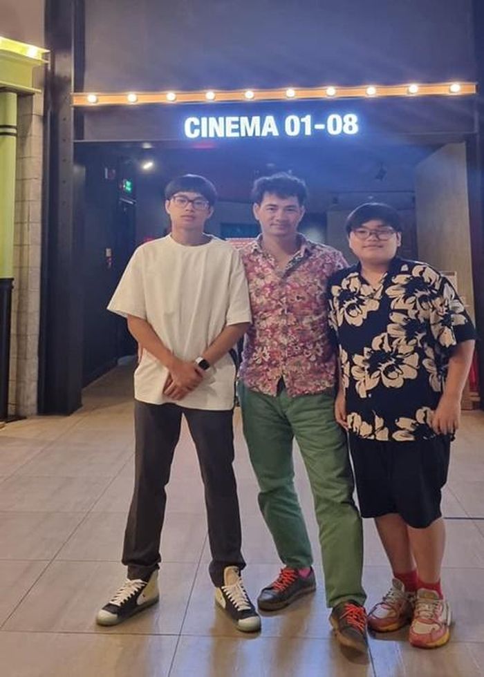 "Nam Tào" Xuân Bắc mặc giản dị đưa hai con trai đi xem phim.