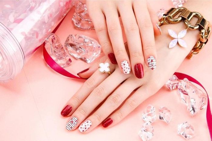  Sắc đỏ tạo nên sức quyến rũ thu hút mọi ánh nhìn. 