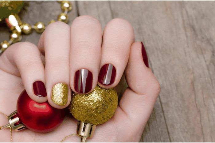  Nail Noel pha trộn của màu vàng đính thêm kim tuyến lấp lánh. 