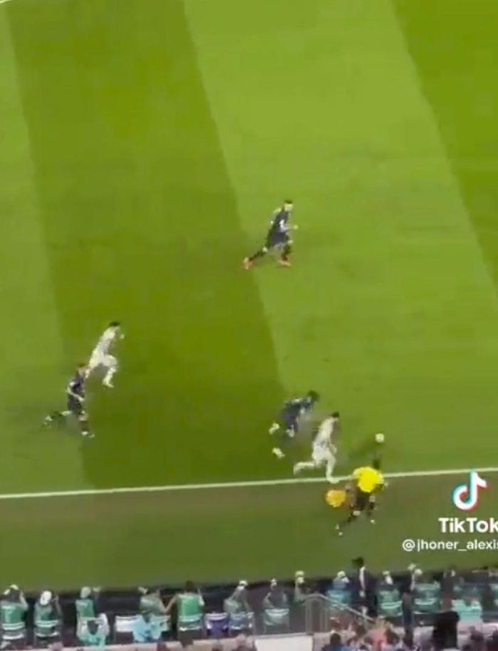 Số 10 của Argentina ‘vờn’ trung vệ Croatia. 