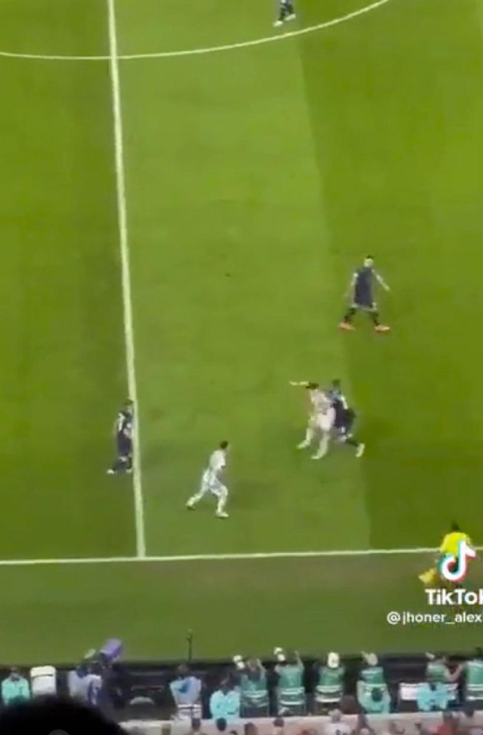 Alvarez chuyền bóng cho Messi.