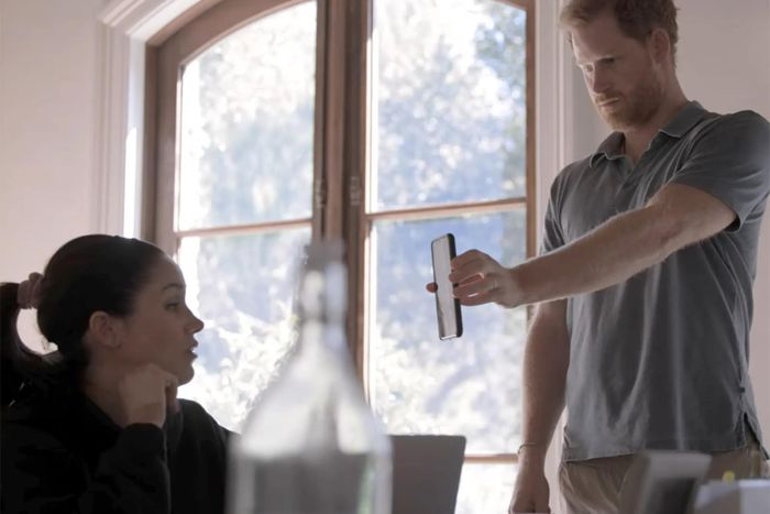 Harry cho Meghan xem tin nhắn của anh trai sau cuộc phỏng vấn trên truyền hình với Oprah Winfrey năm 2021. Ảnh: Netflix.