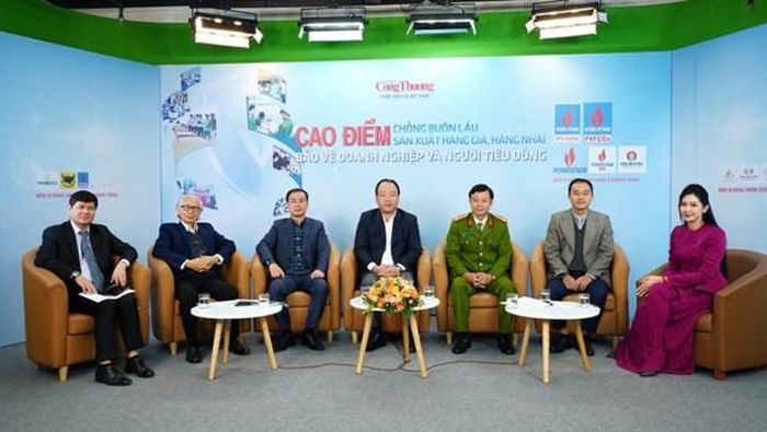 Các khách mời tại Tọa đàm: “Cao điểm chống buôn lậu, sản xuất hàng giả, hàng nhái, bảo vệ doanh nghiệp, người tiêu dùng." (Ảnh: PV/Vietnam+)