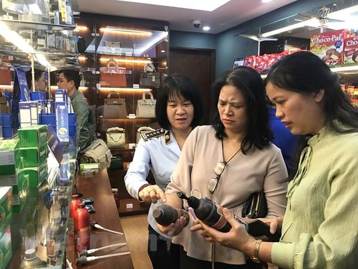 Diễn biến hàng giả nóng dịp cận Tết Nguyên đán. (Ảnh: Xuân Quảng/Vietnam+)