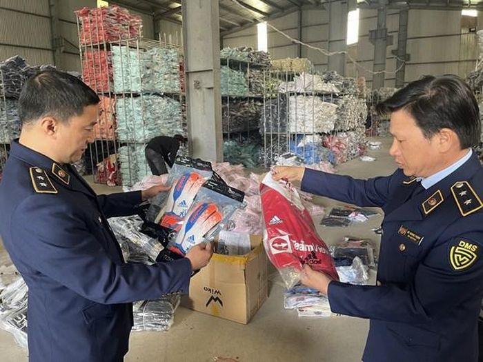 Lực lượng Quản lý thị trường kiểm tra, kiểm soát thị trường. (Ảnh: PV/Vietnam+)