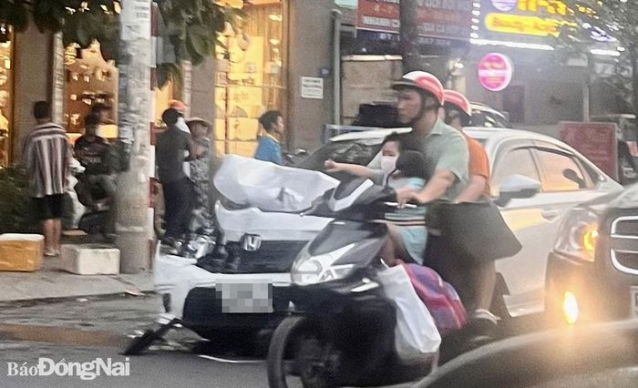 Hiện trường vụ va chạm liên hoàn giữa 2 ô tô, 1 xe máy và 1 xe ba gác chiều 16-12 trên đường Võ Thị Sáu (P.Thống Nhất, TP.Biên Hòa). Ảnh: Công Nghĩa