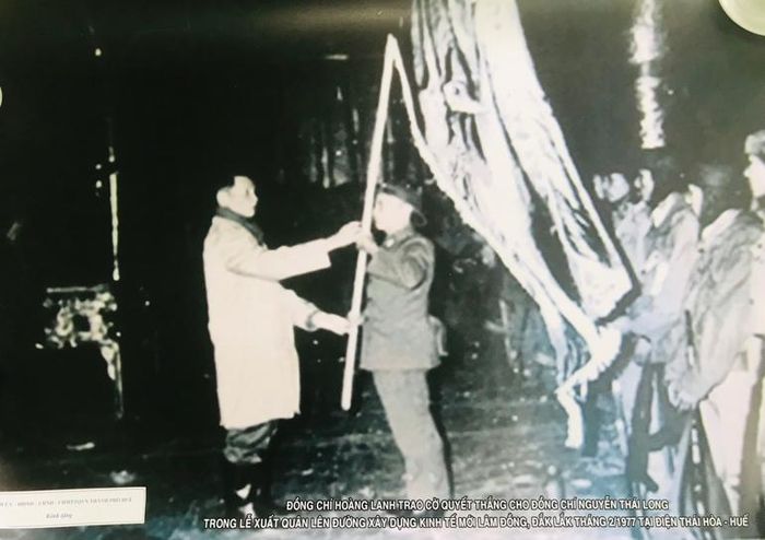 Đồng chí Hoàng Lanh - Bí thư Thành ủy TP Huế trao cờ quyết thắng cho ông Trung tá Nguyễn Thái Long trong lễ xuất quân lên đường xây dựng kinh tế mới tại Lâm Đồng, Đắk Lắk vào năm 1977. Ảnh tư liệu