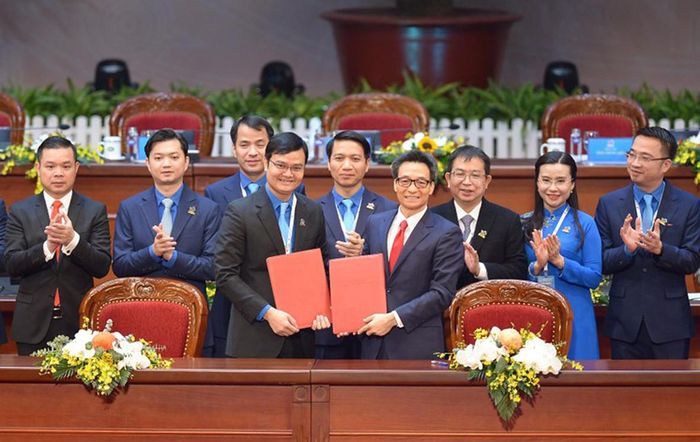 Phó Thủ tướng Vũ Đức Đam và Bí thư thứ nhất Trung ương Đoàn Bùi Quang Huy đại diện ký kết Nghị quyết liên tịch giữa Chính phủ và Ban Chấp hành Trung ương Đoàn giai đoạn 2022-2027.