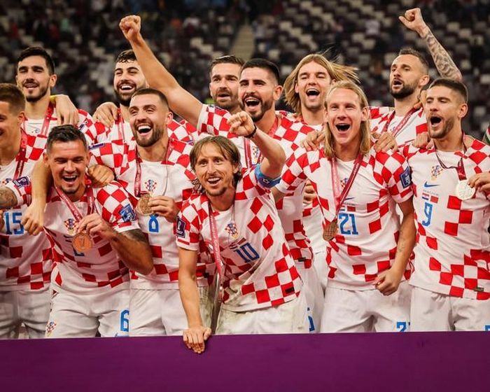 Modric và đồng đội ăn mừng tấm HCĐ thế giới