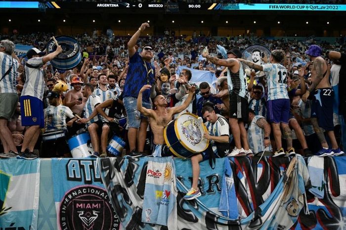  Người hâm mộ tuyển Argentina cuồng nhiệt trên khán đài. Ảnh: DW. 