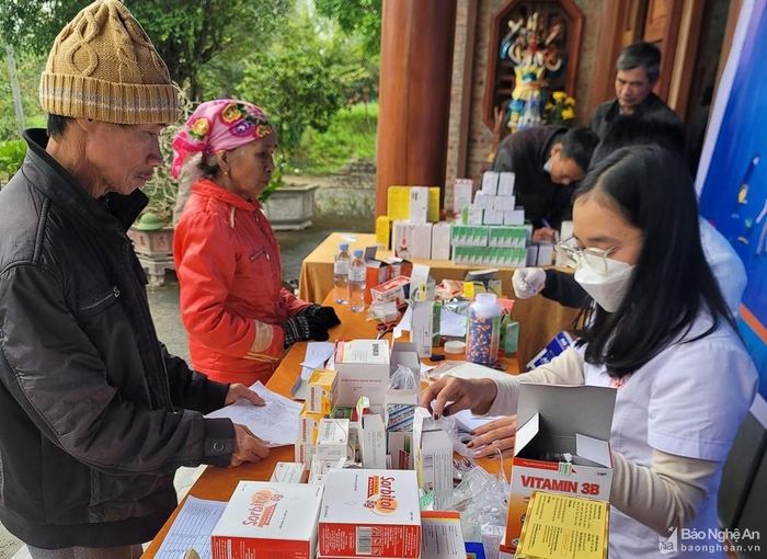 Cấp phát thuốc cho người dân. Ảnh: Hữu Tĩnh