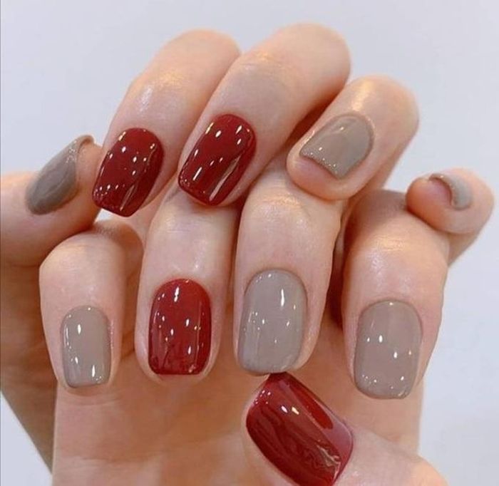 Bộ nail với 2 màu chủ đạo đỏ ghi dành cho bạn nào yêu thích sự đơn giản