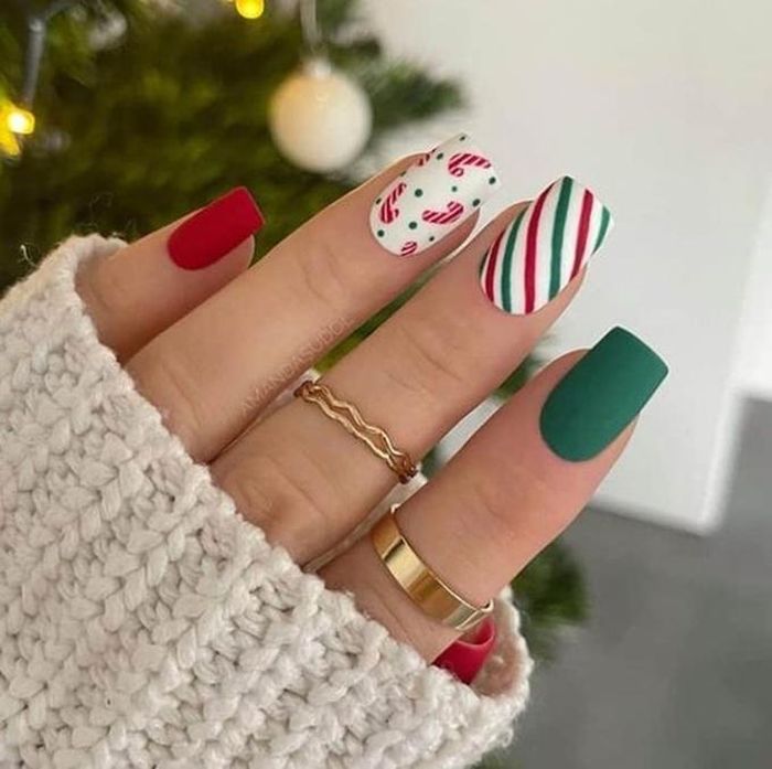 Hình ảnh ông già Noel, bông tuyết, người tuyết hay chú tuần lộc đều có thể trở thành những họa tiết xinh xắn cho bộ nail ngày Giáng sinh.