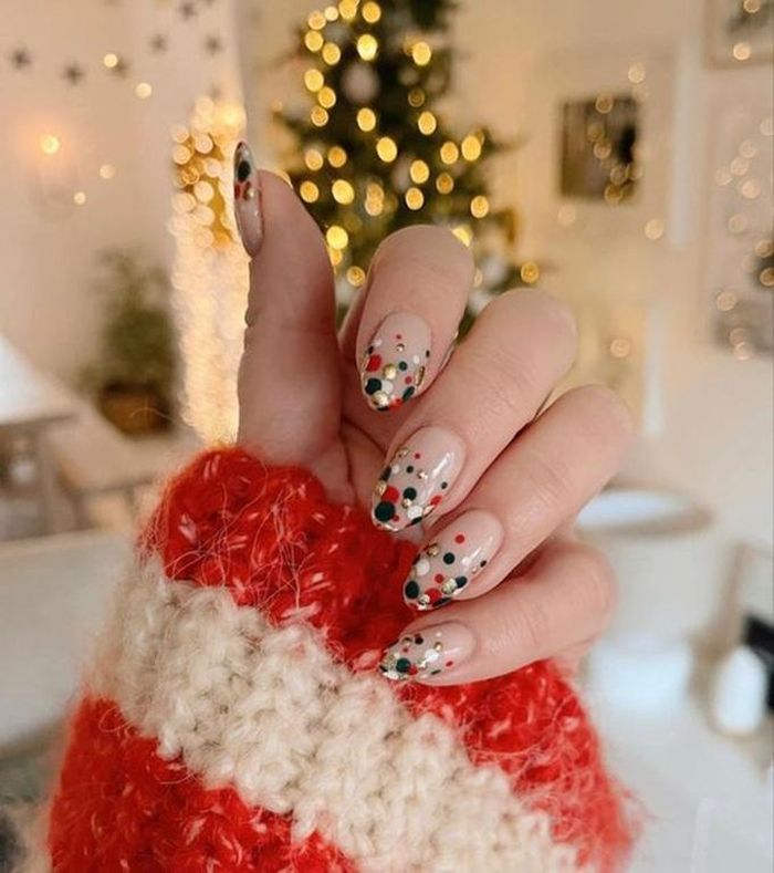 Bling bling lấp lánh cũng là một gợi ý cho bộ nail đơn giản nhưng siêu dễ thường