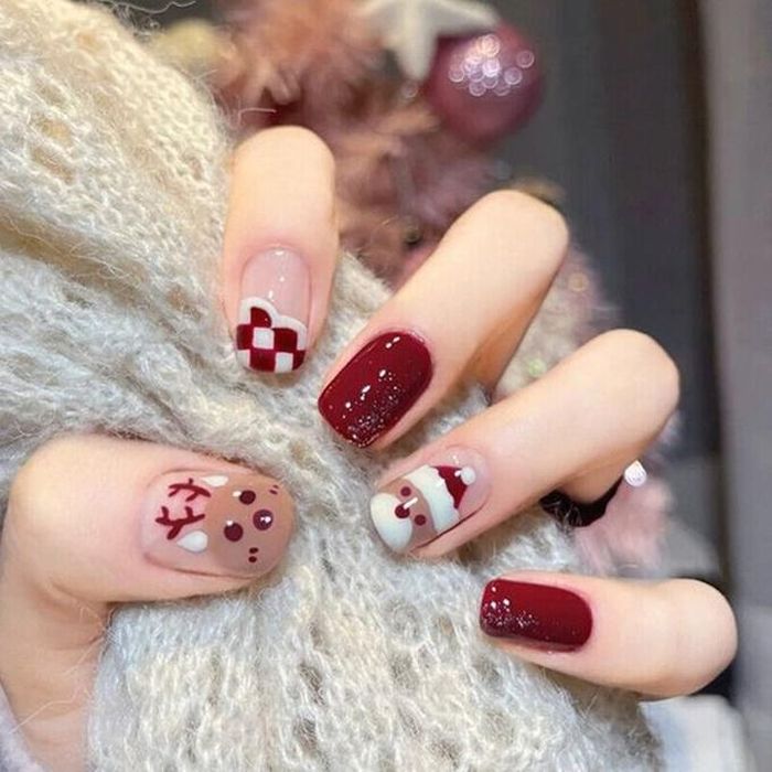 Bộ Nail tông đỏ được vẽ hình ông già Noel nghộ nghĩnh và tràn ngập không khí Giáng sinh