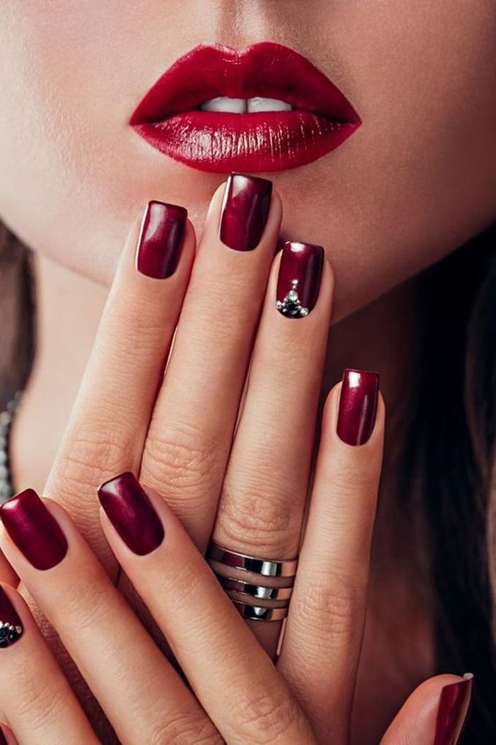 Sơn tông hồng đỏ đính đá một ngón cũng rất nổi bật đôi bàn tay