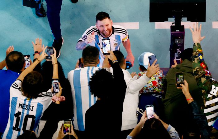  Lionel Messi ăn mừng cùng cổ động viên sau chiến thắng trước Croatia. Ảnh: Reuters. 