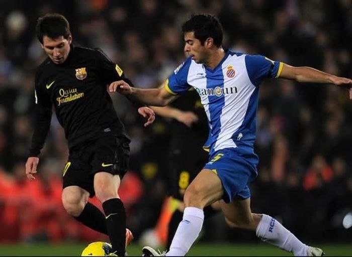 Amat (phải) từng đối đầu với Messi tại La Liga