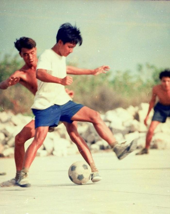 Một trận đấu bóng đá trên sân bay Trường Sa. Ảnh chụp năm 1996