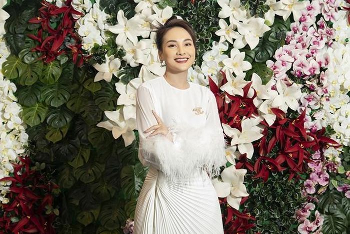 Diễn viên Bảo Thanh xuất hiện với vẻ tươi tắn, sang trọng