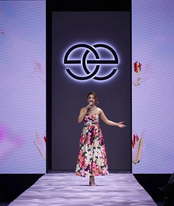 Ca sĩ Hà Trần cũng góp mặt tại sự kiện với một thiết kế trong Blossom by Blossom. Nữ Diva thể hiện ca khúc "Hà Nội 12 mùa hoa"