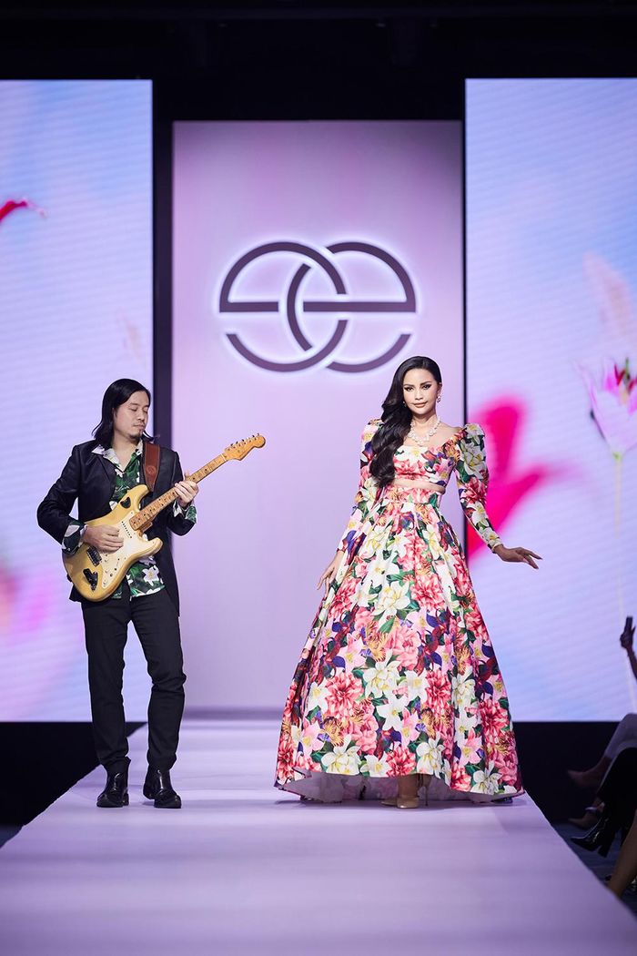 Ngọc Châu khoe vẻ yêu kiều trên sàn catwalk