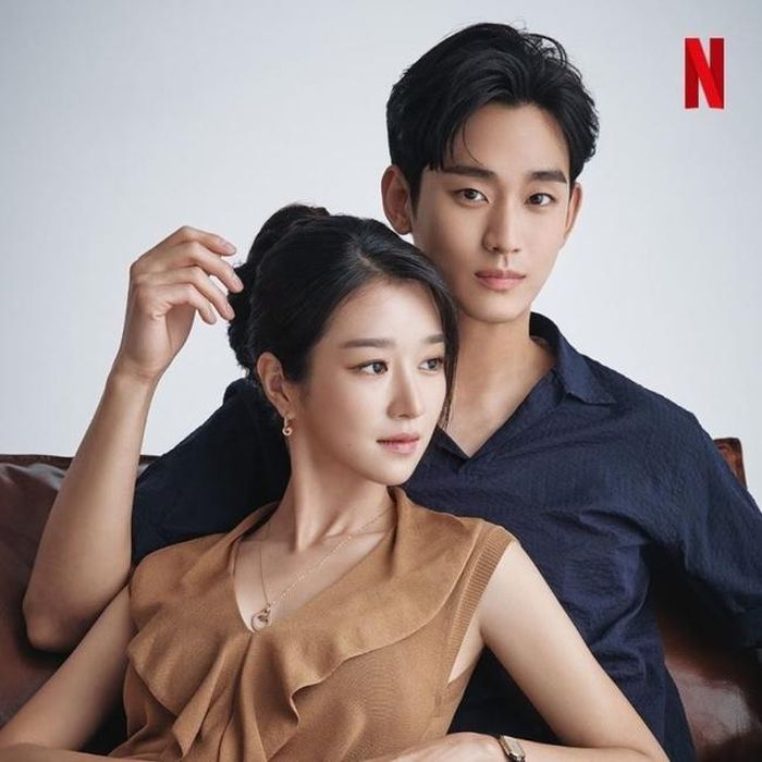 Kim Soo Hyun (phải)