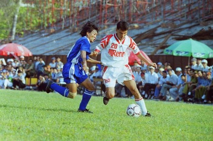 Tiền đạo Đặng Văn Dũng của Công an Hải Phòng (phải) đang đi bóng. Phía sau anh là đám đông CĐV VIP đang bắc ghế ngồi xem trước khán đài A còn đang bắc giàn giáo trong quá trình thi công nâng cấp “chảo lửa” Lạch Tray