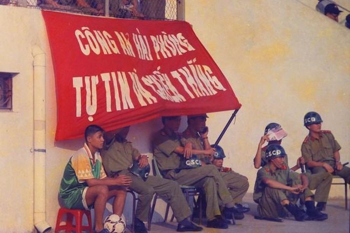 Trong ảnh này là nhóm cảnh sát cơ động Hải Phòng đang làm nhiệm vụ cạnh một khẩu hiệu phía cuối khán đài B.Ảnh chụp năm 1997