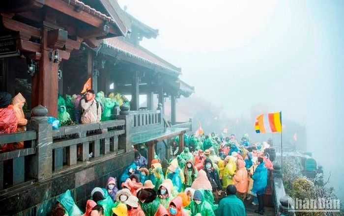 Rất đông du khách đi cáp treo lên đỉnh Phan Xi Păng trong sáng nay 18/12/2022.