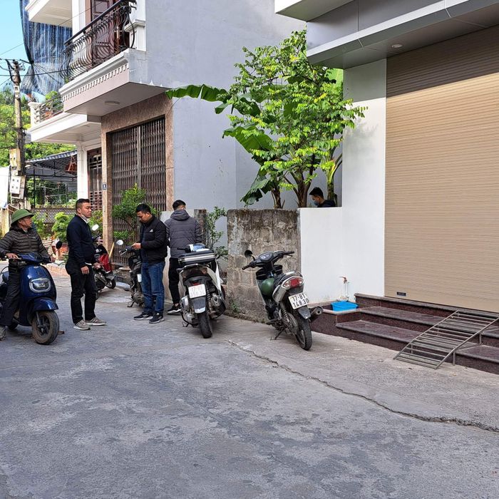Cơ quan chức năng có mặt để điều tra về nguyên nhân người đàn ông tử vong. Ảnh: KL