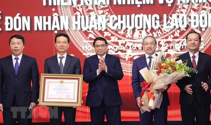 Thủ tướng Phạm Minh Chính trao Huân chương Lao động hạng Nhất của Chủ tịch nước tặng Bộ Thông tin và Truyền thông. (Ảnh: Dương Giang/TTXVN)