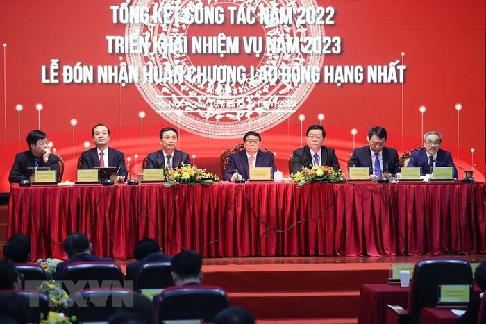 Thủ tướng Phạm Minh Chính và Trưởng Ban Tuyên giáo Trung ương Nguyễn Trọng Nghĩa cùng lãnh đạo Bộ Thông tin và Truyền thông chủ trì hội nghị. (Ảnh: Dương Giang/TTXVN)
