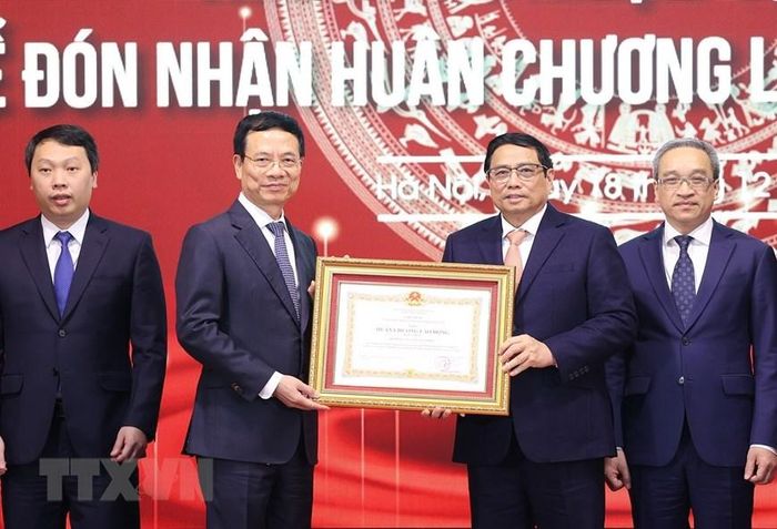 Thủ tướng Phạm Minh Chính trao Huân chương Lao động hạng Nhất của Chủ tịch nước tặng Bộ Thông tin và Truyền thông. (Ảnh: Dương Giang/TTXVN)
