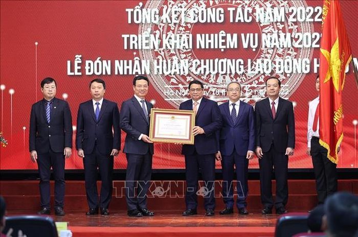 Thủ tướng Phạm Minh Chính trao Huân chương Lao động hạng Nhất của Chủ tịch nước tặng Bộ Thông tin và Truyền thông.