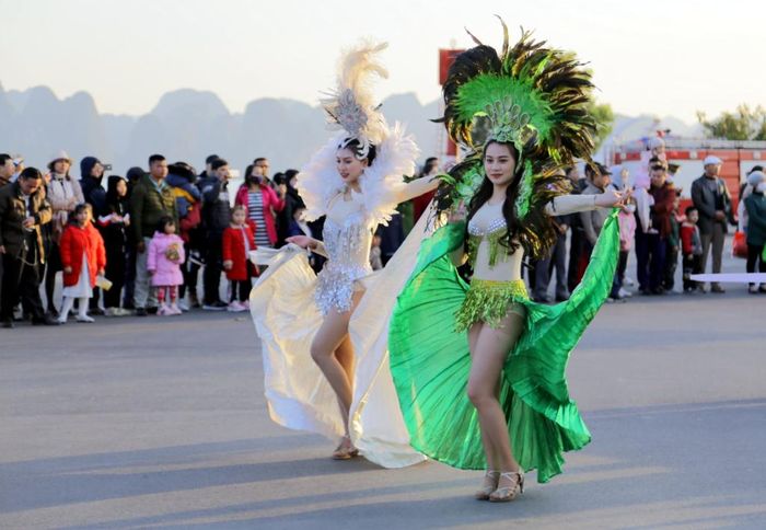 Các vũ công xinh đẹp với phục trang rực rỡ sắc màu là một điểm nhấn của Carnaval. Ảnh: Minh Hà
