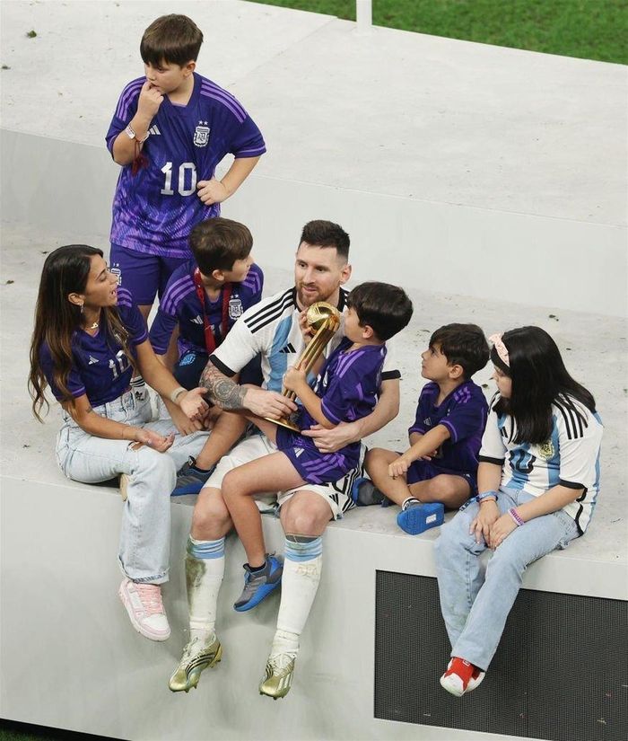 Gia đình Messi cùng có mặt tại sân vận động Lusail để theo dõi và cổ vũ anh.