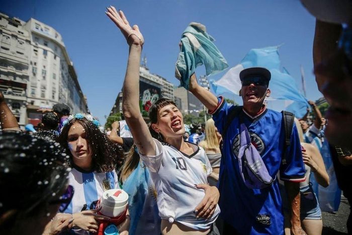 Cổ động viên Argentina tới sân vận động Lusail với hy vọng Messi lặp lại thành tích của Maradona năm 1986.