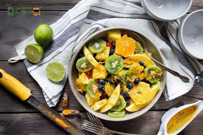 Thêm nghệ vào món salad để tăng cường khả năng miễn dịch cho cơ thể.