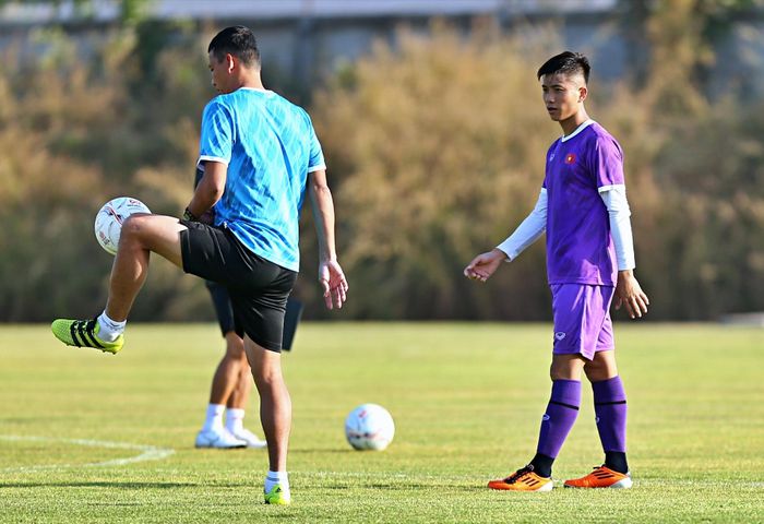 Trợ lý Nguyễn Anh Đức cũng chơi bóng với Văn Đức. Anh Đức chính là 1 trong 3 người ghi bàn vào lưới Lào cách đây 4 năm ở AFF Cup 2018 tại Vientiane. Cũng ở giải năm đó, Anh Đức và Văn Đức cùng ghi bàn vào lưới Philippines.