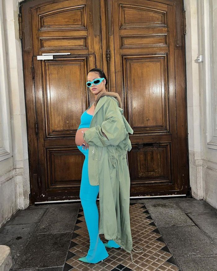 Giới mộ điệu đánh giá điểm đặc biệt của Rihanna là cô không bó buộc mình trong một phong cách nhất định. Nữ ca sĩ có thể trở nên cá tính, quyền lực với công thức nội y cách điệu phối cùng áo lông vũ. Đôi khi, cô hướng tới vẻ ngoài năng động hơn. Rihanna gây chú ý người đối diện bằng trang phục thể thao đủ màu sắc, phụ kiện ton-sur-ton.