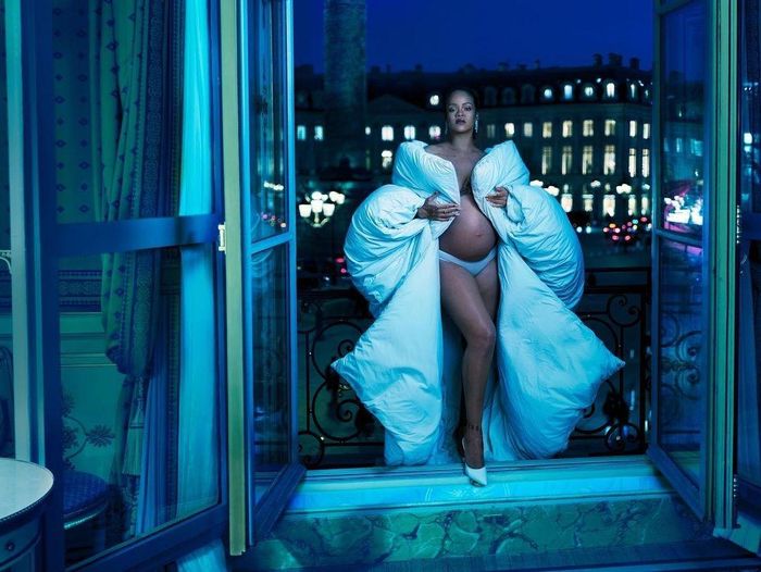 Rihanna xuất hiện trên Vogue Magazine trong bộ đầm đuôi cá cúp ngực của Alaïa, giúp ca sĩ tôn nét đẹp cơ thể. Ở khoảnh khắc khác, giọng ca Diamonds diện nội y, tạo điểm nhấn bằng áo khoác phom oversized, chất liệu dày dặn. Chia sẻ với tạp chí, Rihanna nói mặc quần áo đẹp là một thú vui lớn, nên không thể để niềm vui đó biến mất chỉ vì cơ thể thay đổi.
