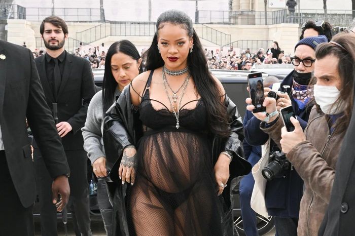 Công thức đầm xuyên thấu mix-match áo khoác dáng dài được Rihanna lăng xê nhiều từ thảm đỏ đến dạo phố. Theo The Guardian, những bộ cánh táo bạo kiểu này của nữ ca sĩ đã thách thức định kiến rằng phụ nữ mang thai phải luôn khép nép và cố gắng che đậy cơ thể.