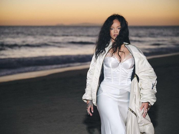 Rihanna thả dáng thon gọn với đầm corset sau thời gian sinh con. Theo Forbes, Rihanna hiện là nữ ca sĩ giàu nhất thế giới khi có khối tài sản ròng hơn 1,7 tỷ USD. Phần lớn số tiền của cô đến từ thương hiệu mỹ phẩm Fenty Beauty và 30% cổ phần từ dòng sản phẩm nội y Savage x Fenty. Tài sản của nữ ca sĩ vẫn tiếp tục tăng với tốc độ chóng mặt.