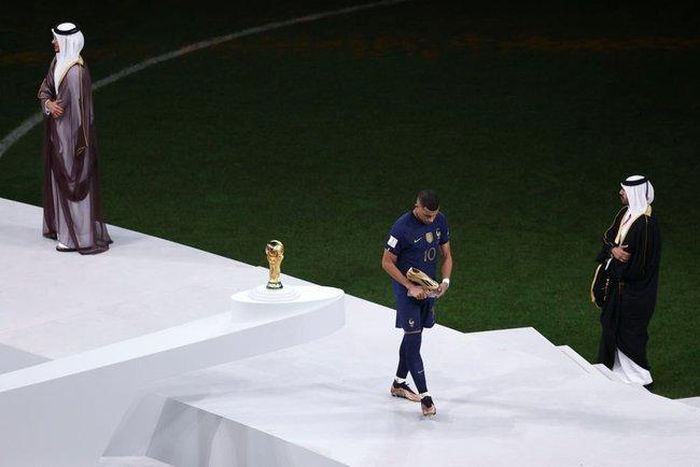Mbappe buồn bã khi nhận giải "Vua phá lưới"
