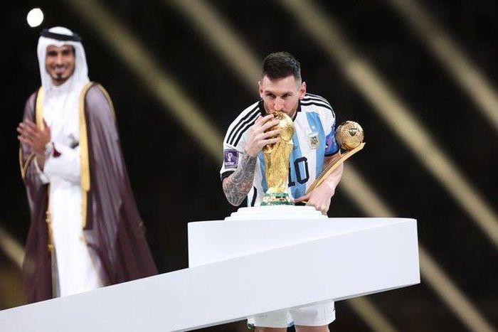 Messi hôn lên cúp vô địch sau khi giành danh hiệu "Cầu thủ xuất sắc nhất"