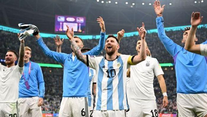 Lionel Messi và Argentina đã ăn mừng chiến thắng của họ trên đường đến trận chung kết World Cup bằng cách hát bài "Muchachos"