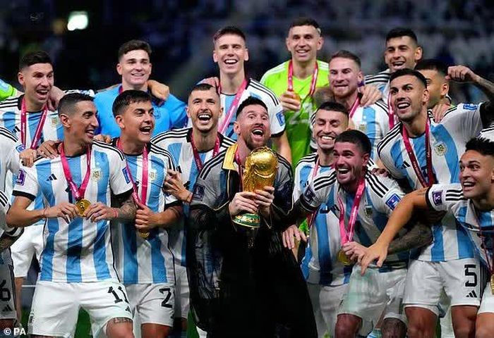 Khoảnh khắc Messi nâng cúp cùng áo choàng đen