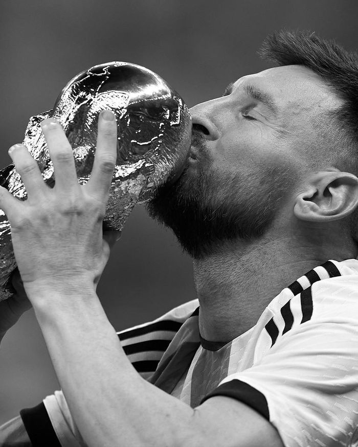 Messi đã chạm tay vào cúp vàng danh giá