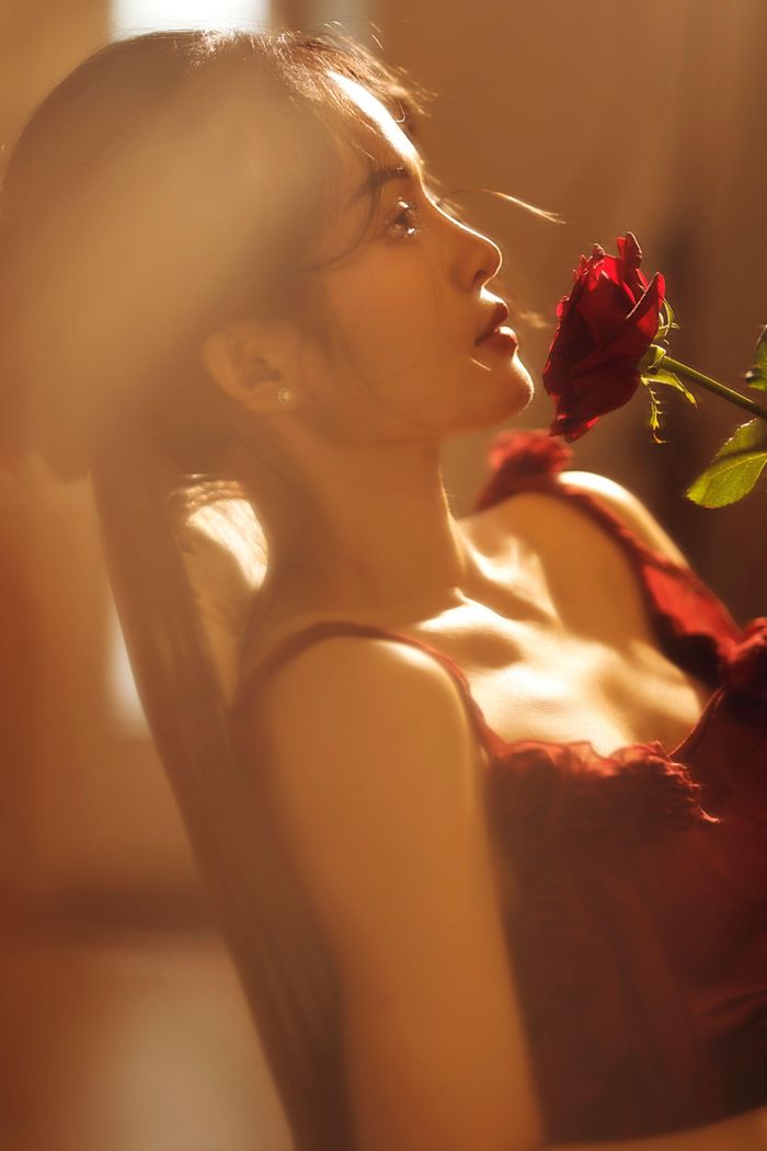  Thanh Trúc cũng thường diện những trang phục sexy phù hợp với không gian mình xuất hiện nhưng luôn biết cách tiết chế hình ảnh ở một mức gợi cảm vừa phải, phù hợp với con người của mình.
